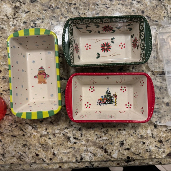 Temptations Other - Temptations Set of 3 Holiday Mini Loaf Pans with Lids

No chips or cracks